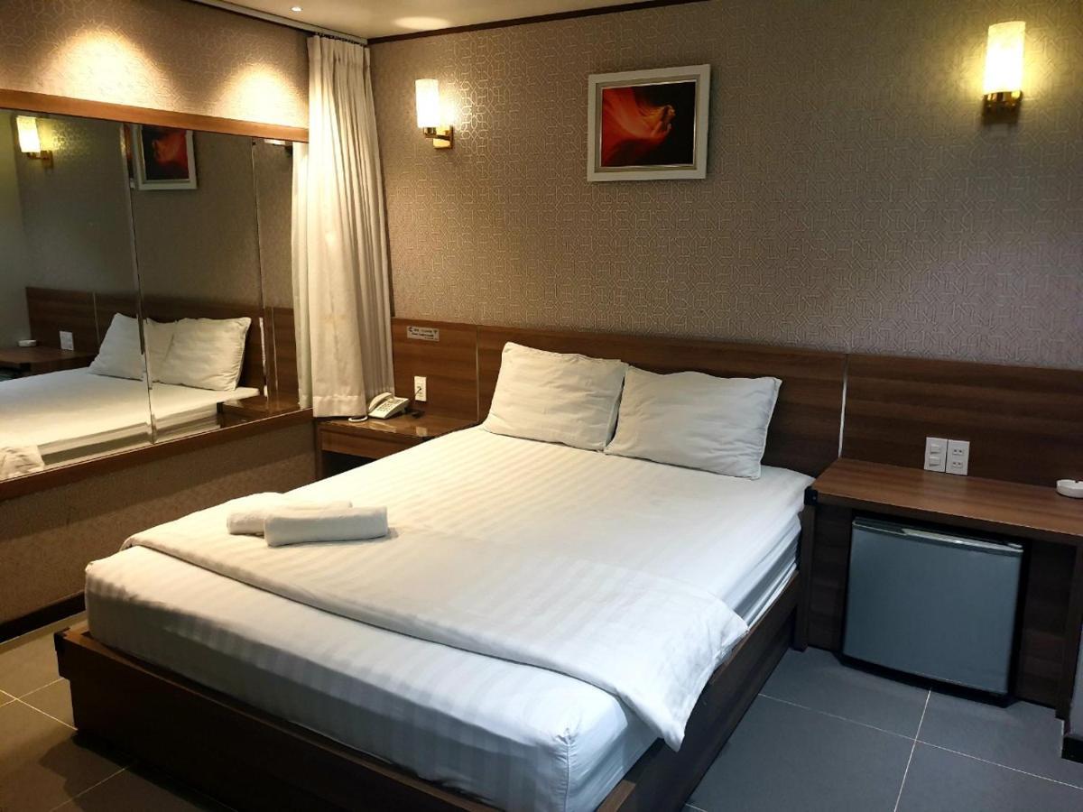 Reddoorz Premium Cloud 9 An Nhon Hotel Thành Pho Ho Chí Minh Esterno foto